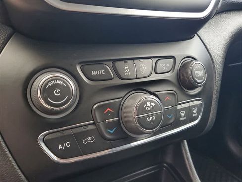 Used 2019 Jeep Cherokee Latitude Plus w/ Comfort/Convenience Group image 29