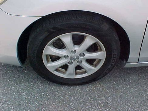 Used 2010 Toyota Camry LE FWD image 4