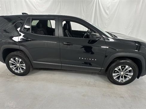 Used 2025 Chevrolet Equinox LT image 2