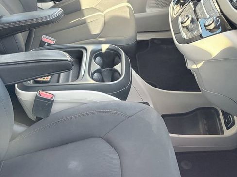 Used 2017 Chrysler Pacifica Touring Plus w/ Tire & Wheel Group FWD image 6
