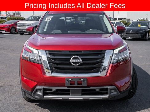 Used 2023 Nissan Pathfinder SL AWD/4WD image 2