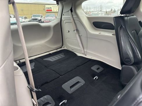 Used 2023 Chrysler Pacifica Touring-L image 14