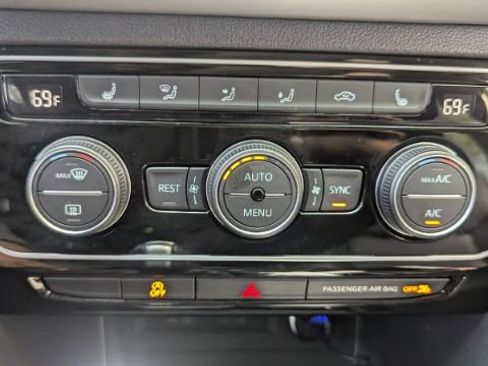 Used 2023 Volkswagen Atlas SE w/ Panoramic Sunroof Package image 38