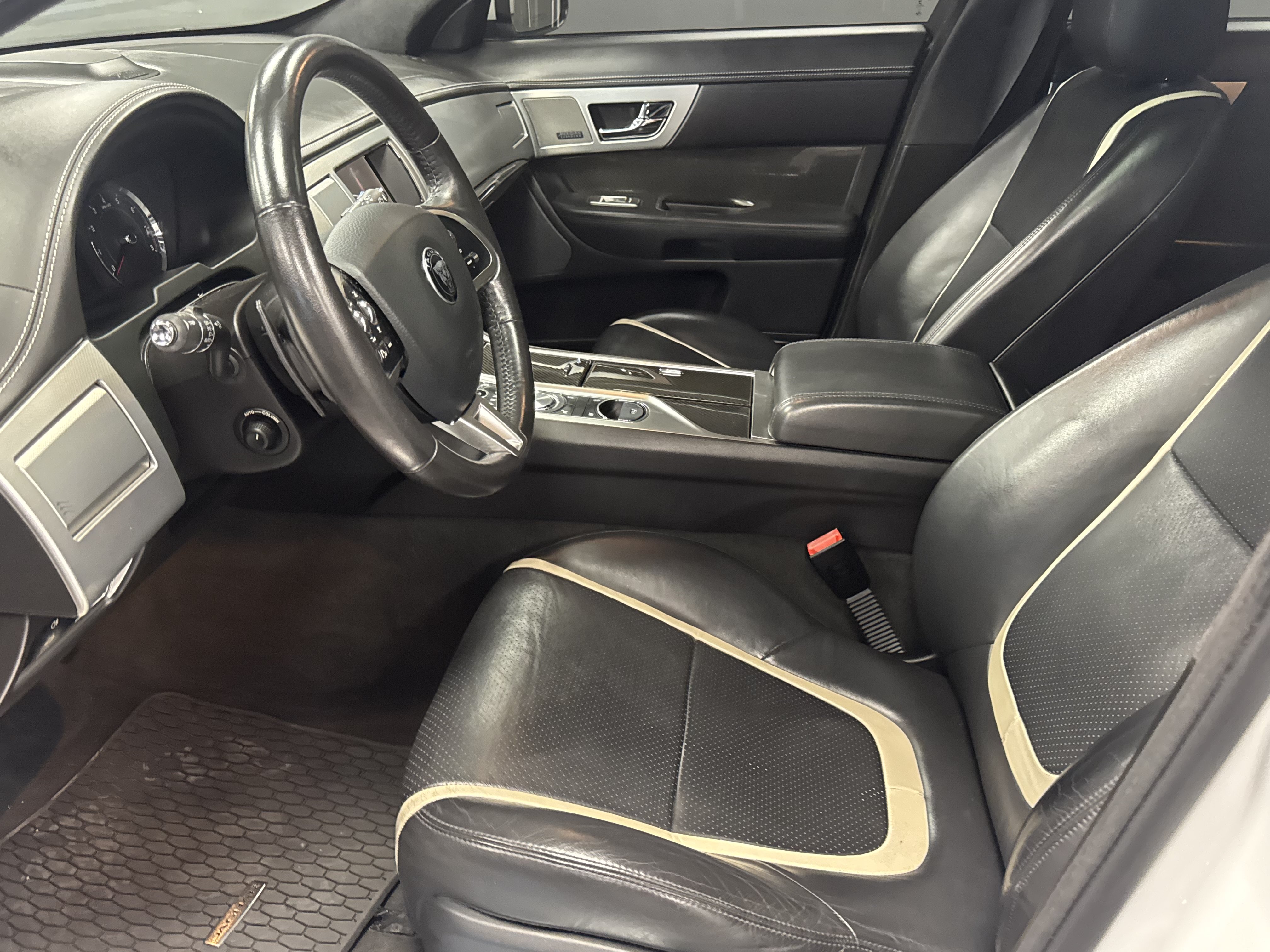 Used 2015 Jaguar XF Supercharged RWD image 13
