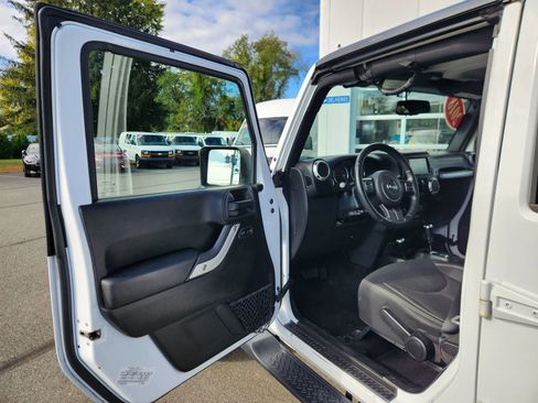 Used 2018 Jeep Wrangler Unlimited Sahara AWD/4WD image 23