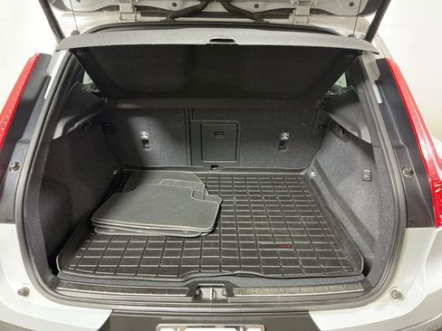 Used 2020 Volvo XC40 T4 Momentum image 28