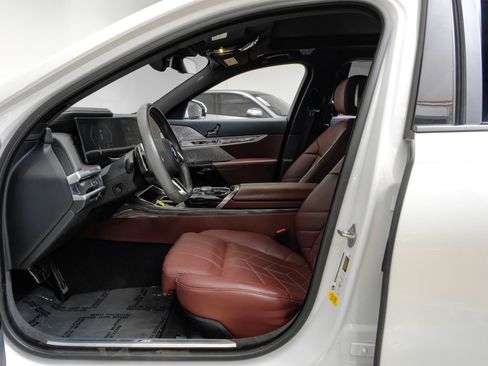 Used 2023 BMW 740i w/ Parking Assistance Package RWD image 4