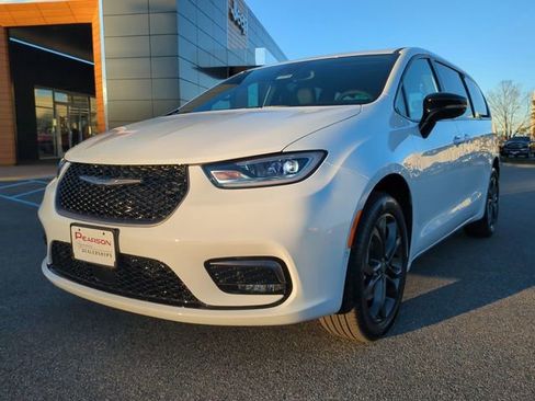 New 2026 Chrysler Pacifica Select image 8