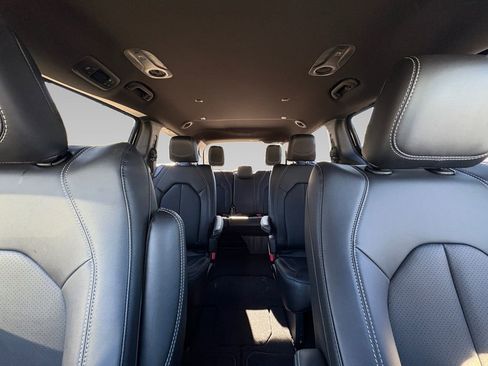New 2026 Chrysler Pacifica Select image 2