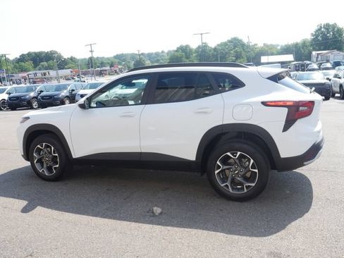 Used 2025 Chevrolet Trax LT FWD image 7