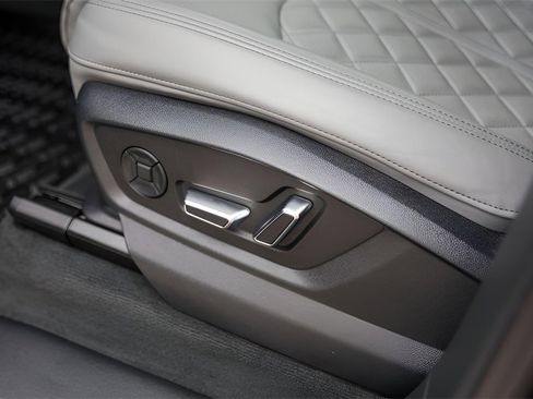 Used 2024 Audi SQ7 Prestige w/ Prestige Package image 11