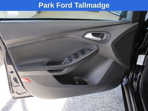 Used 2018 Ford Focus SE w/ SE Appearance Package image 11
