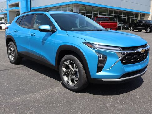 New 2026 Chevrolet Trax LT w/ LT Convenience Package FWD image 2