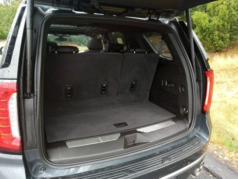 Used 2021 GMC Yukon Denali w/ LPO, Illumination Package image 28