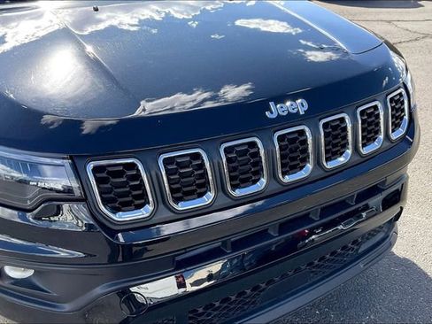 Used 2025 Jeep Compass Latitude image 30