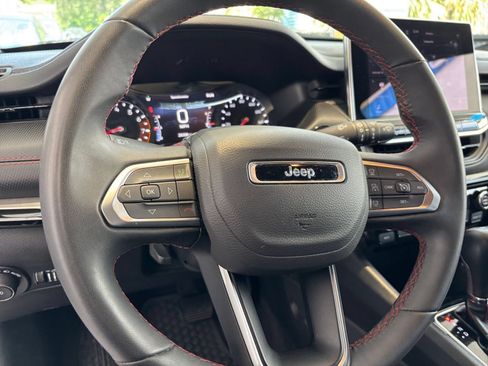 Used 2025 Jeep Compass Trailhawk AWD/4WD image 28