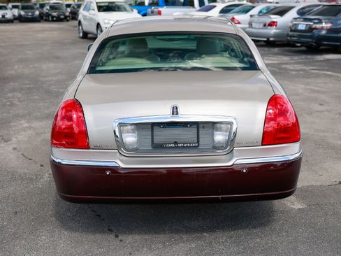 Used 2003 Lincoln Town Car Signature image 9