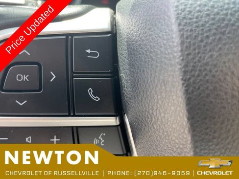Used 2022 Toyota Highlander LE AWD/4WD image 13