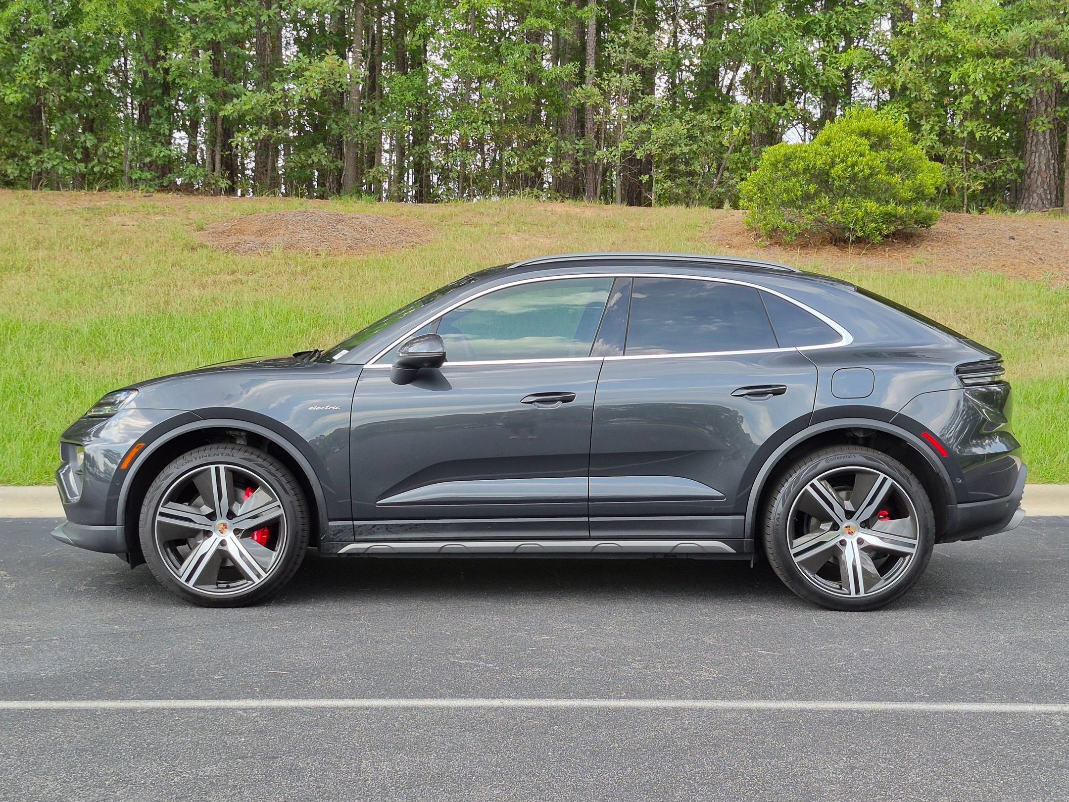 Certified 2025 Porsche Macan 4S Electric AWD/4WD image 2