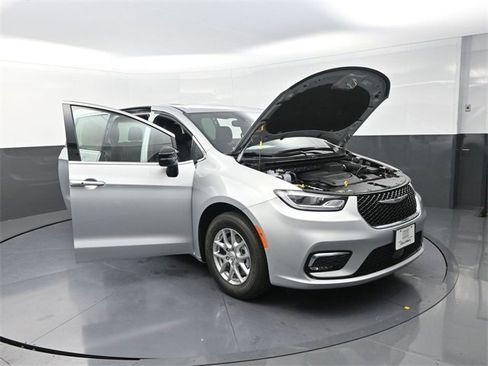 New 2026 Chrysler Pacifica Select image 25