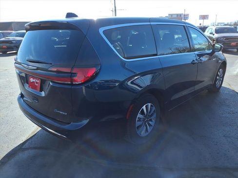 Used 2024 Chrysler Pacifica Limited image 4