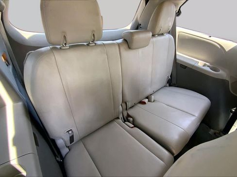 Used 2014 Toyota Sienna XLE FWD image 36