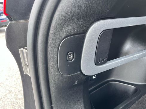 Used 2018 Jeep Cherokee Latitude Plus w/ Comfort/Convenience Group image 13