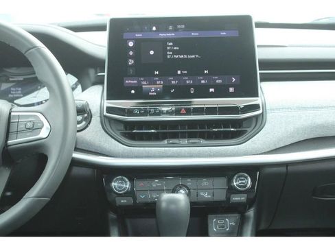 Used 2024 Jeep Compass Latitude image 17