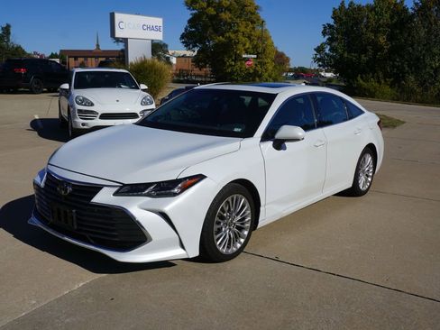 Used 2021 Toyota Avalon Limited image 1
