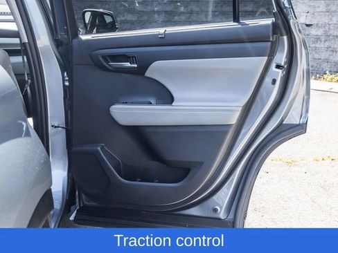 Used 2023 Toyota Highlander XLE AWD/4WD image 19