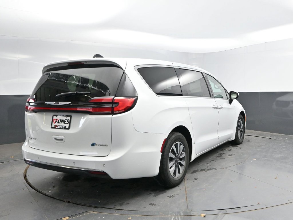 Used 2023 Chrysler Pacifica Touring-L FWD image 7