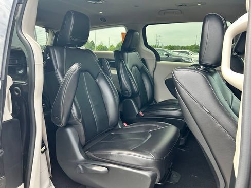 Used 2022 Chrysler Pacifica Touring-L w/ Uconnect Theater Family Group FWD image 15