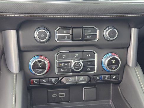 Used 2024 GMC Yukon SLT w/ SLT Luxury Package AWD/4WD image 15