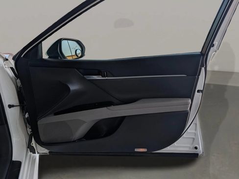 Used 2018 Toyota Camry SE FWD image 16