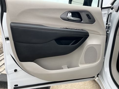 Used 2024 Chrysler Pacifica Touring-L FWD image 26