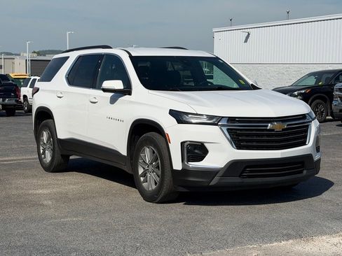 Used 2023 Chevrolet Traverse LT image 2