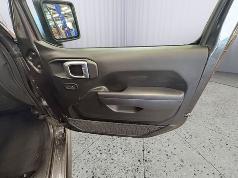 Used 2025 Jeep Wrangler Unlimited Rubicon AWD/4WD image 15