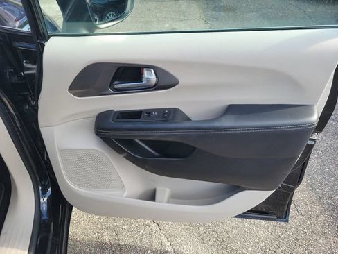 Used 2023 Chrysler Pacifica Touring-L FWD image 34