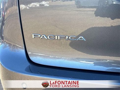 Used 2023 Chrysler Pacifica Touring-L image 20