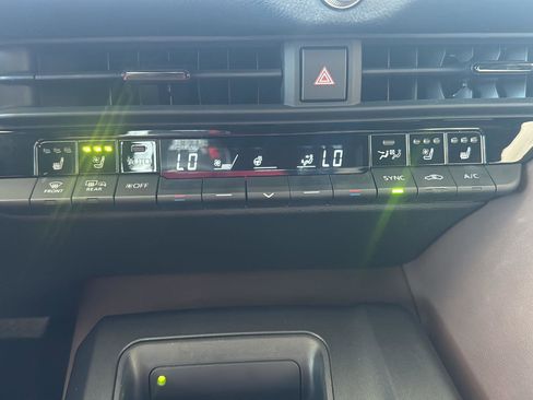 Used 2023 Toyota Crown Limited image 32