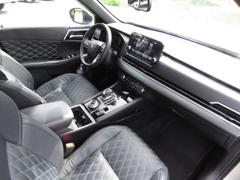 Used 2023 Mitsubishi Outlander SEL AWD/4WD image 14