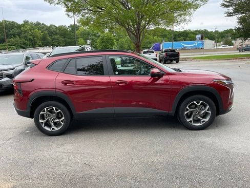 Used 2025 Chevrolet Trax LT w/ LT Convenience Package FWD image 9