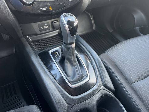 Used 2020 Nissan Rogue SV FWD image 27