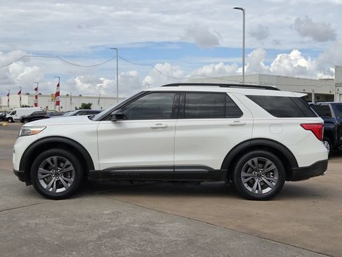 Used 2022 Ford Explorer XLT w/ Equipment Group 202A RWD image 6