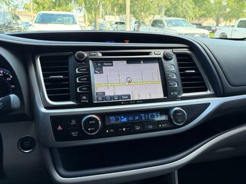 Used 2017 Toyota Highlander Limited FWD image 18