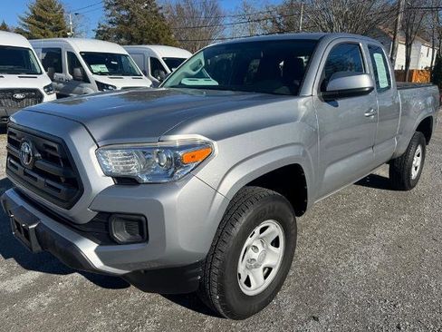 Used 2017 Toyota Tacoma SR image 3