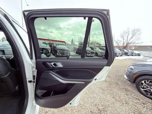 Used 2021 BMW X5 sDrive40i w/ M Sport Package image 9