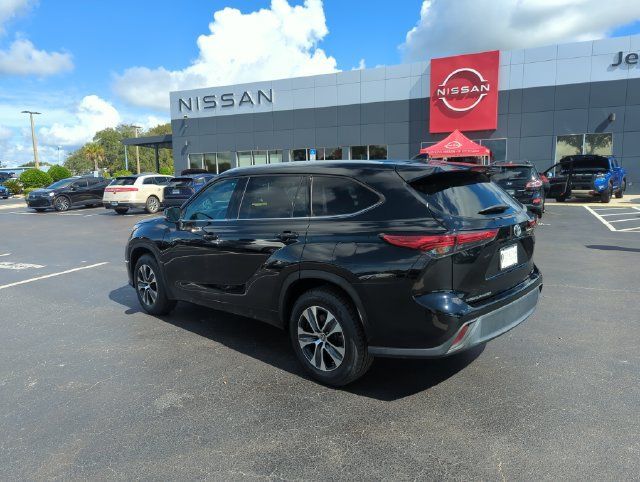 Used 2022 Toyota Highlander XLE FWD image 9