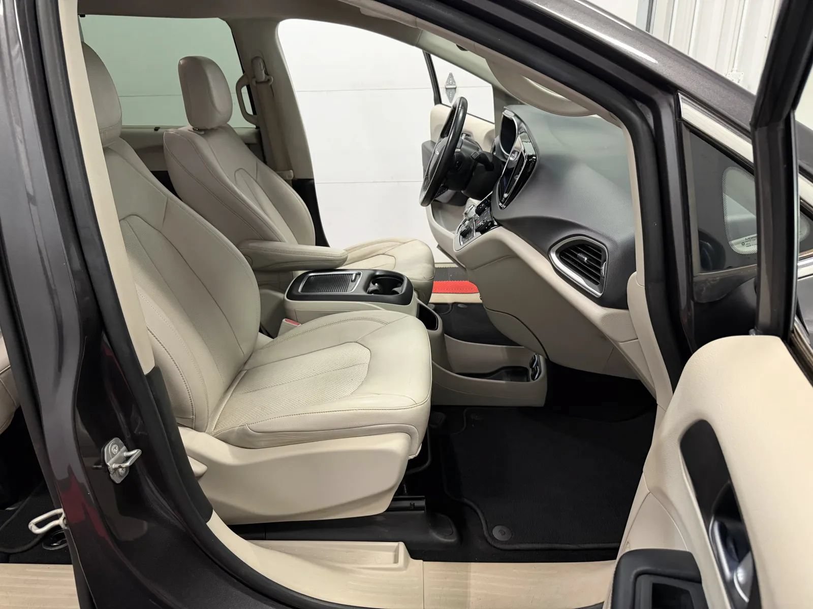 Used 2021 Chrysler Pacifica Touring-L FWD image 43