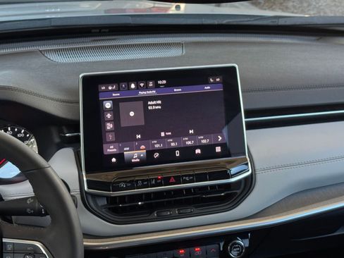 Used 2025 Jeep Compass Limited image 17